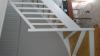 escalier rambarde peint en clair et marches vitrifiees et mur taupe.JPG